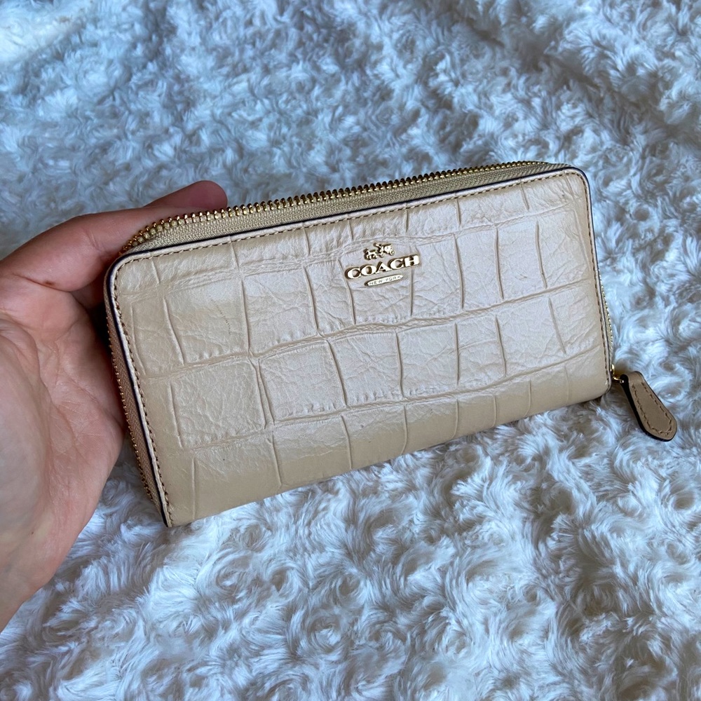 ❌SOLD❌Coach Accordion Zipper Wallet Embossed Leather